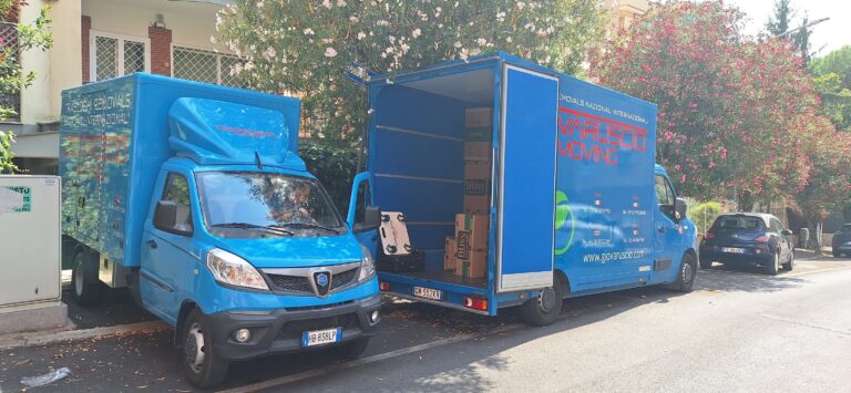 Due camion Giovaruscio Moving durante le operazioni di trasloco