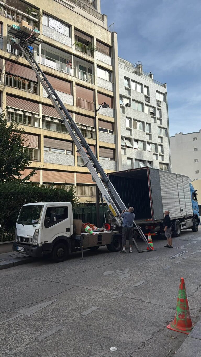 Montacarichi esterno utilizzato per un trasloco presso un edificio residenziale